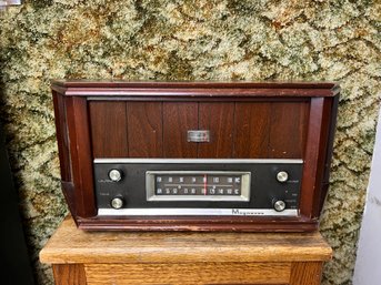 Vintage Wood Cased Magnavox Radio - Working