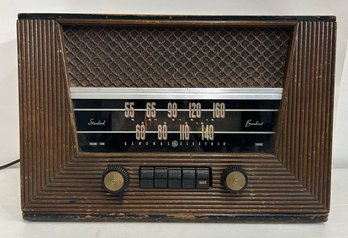 Vintage General Electric Standard Broadcast Radio