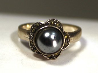 STERLING SILVER LADIES RING SIZE 8 SET WITH DARK GRAY CULTURED PEARL