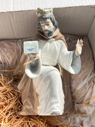 Lladro NAO #413 'KING MELCHIOR WITH CHEST' Boxed & Mint Condition!