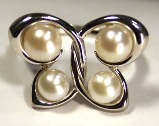 LARGE STERLING SILVER RING HAVING CULTURED PEARL BUTTERFLY FORM APPROX. SIZE 6