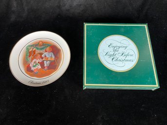 'Enjoying The Night Before Christmas' 1983 Avon Christmas Memories Plate