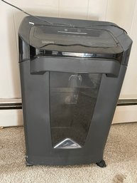 Staples Black Electronic Paper Shredder Machine