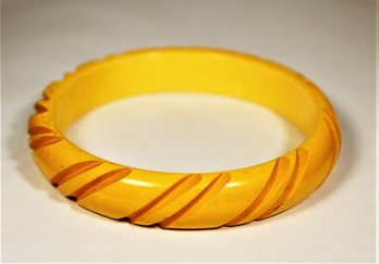 Fine Vintage Bakelite Carved Ivory Colored Bangle Bracelet