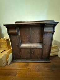 UNUSUAL SINGER TREADLE SEWING MACHINE IN CABINET