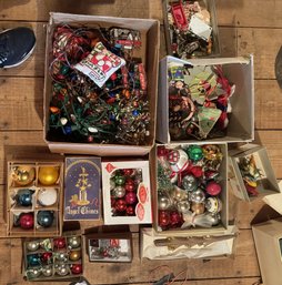 BOX OF VINTAGE XMAS ORNAMENTS, ETC.