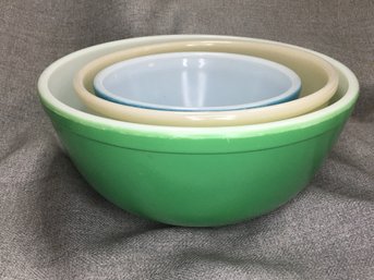 Fantastic Vintage PYREX Nesting Bowls - Older Style Block Letters - On Largest And Smallest - Very Nice !