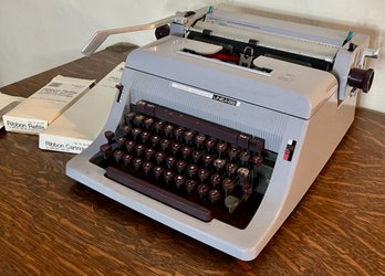 Olivetti Underwood Linea88 Typewriter