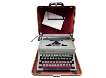 Vintage 1940s Era Arrow Royal Portable Typewriter With Case