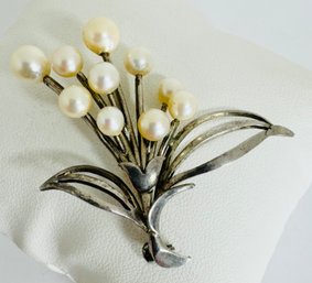 VINTAGE PEARL FLORAL SPRAY SET IN A SILVER MOUNT BROOCH