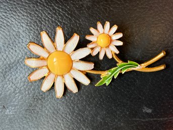 Vintage Daisy Flower Enamel Brooch Pin With Matte Gold Backing