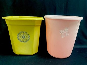 Pairing Of 2 Vintage Plastic Waste Baskets