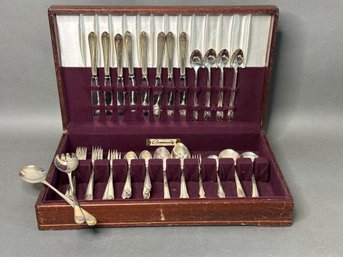 Vintage Wm Rogers & Son Flatware, Exquisite Pattern,  Wood Chest