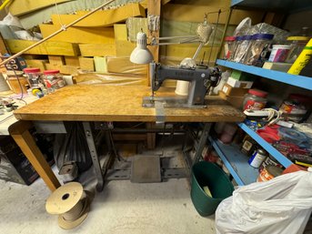 A SINGER COMMERCIAL SEWING MACHINE W/ BENCH, SPOOL HOLDER