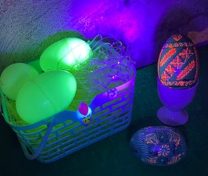 VTG 3 Glow In Dark Blow Mold Eggs W Basket 4pcs Total