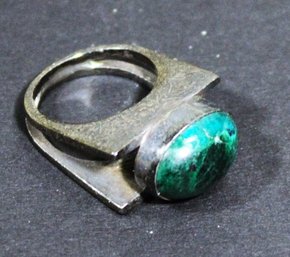 Fine Artisan Sterling Silver Vintage Ladies Ring Having Green Turquoise Stone Size 5