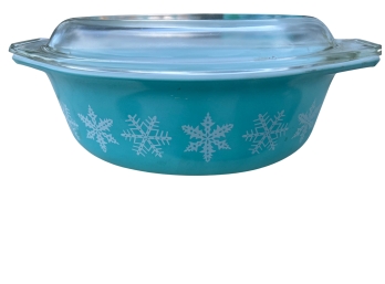 Vintage Mid Century Pyrex Blue Snowflake Covered Casserole Dish 1.5qt