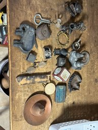 A BOX OF ANTIQUE SMALL METAL ITEMS