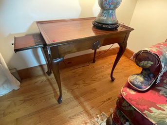 MAHOGANY QUEEN ANNE SIDE TABLE WITH SLIDES AND SHELL CARVING