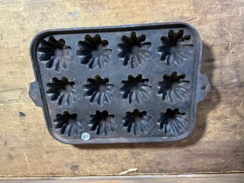 A GRISWOLD CAST IRON TART PAN