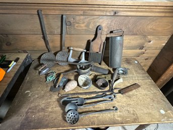 LOT OF SMALL ANTIQUE KITCHEN ITEMS