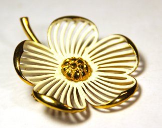 Vintage 1980s White Enamel Gold Tone Floral Dogwood Brooch MONET