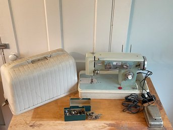 Universal Zig Zag Sewing Machine