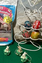 VTG Wire Bunny Shaped Easter Egg Display