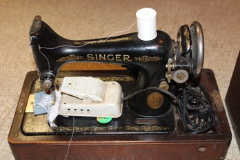 Antique Singer Sewing Machine With Case - Great Cond!
