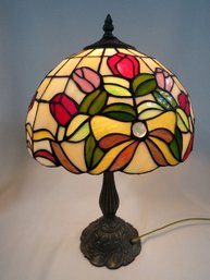 Beautiful Floral Design Stained Glass Table Lamp In Working Condition