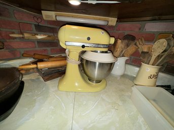 LIKE NEW KITCHEN AID MIXER