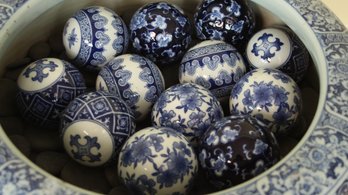 LOT OF VINTAGE ASIAN DECORATIVE POCELAIN BALLS