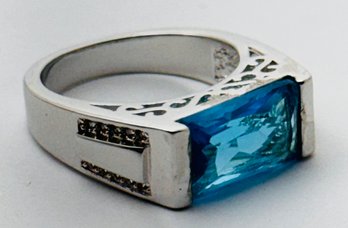 PRETTY STERLING SILVER RECTANGULAR BLUE STONE RING