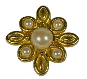 Gold Tone Designer Couture Gold Tone Brooch Having Faux Pearls