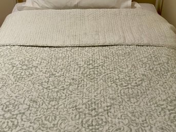 Garnet Hill Reversible Twin Size Cotton Comforter In Sage & White