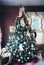 Amazing Victorian Christmas Tree With Ornaments