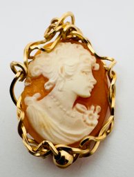 GORGEOUS VINTAGE NICELY CARVED SHELL CAMEO WRAPPED IN GOLD WIRE PENDANT