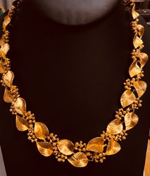 VINTAGE SIGNED NAPIER GOLD TONE FLORAL NECKLACE