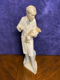 Lladro Veterinarian Vaccinating Dog 4825 Figurine