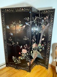 A VINTAGE 4 PANEL LACQUERED CHINESE SCREEN