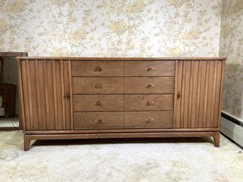 Vintage Mid-Century Modern Bedroom Suite By Broyhill: Long Dresser