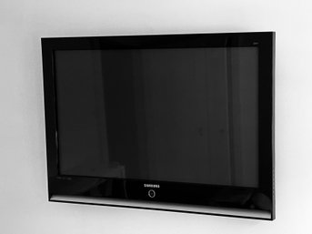 Samsung DNLE 42' Television (Model HPS4253X/XAA) And Wall Mount