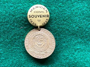 Meriden Conn. Souvenir 1635 -1935 Connecticut Tercentenary Pinback Pin With Medal. Whitehead & Hoag.