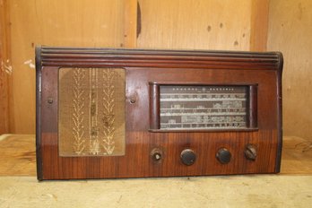Vintage General Electric Tube Radio In Wood Enclosure