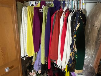 A LARGE COLLECTION OF LIKE NEW WOMENS SWEATERS