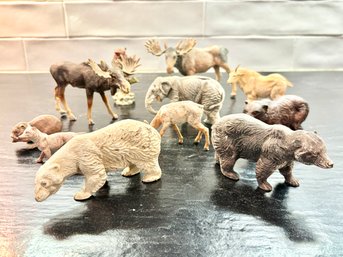 Wild Animal Kingdom - 16 Animal Figurines