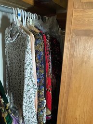 A LARGE GROUP OF VINTAGE WOMENS TOPS