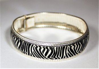 Fine Sterling Silver Bracelet Having Zebra Pattern Exterior 8' Long