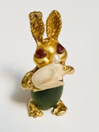 SMALL GOLD TONE GREEN STONE BUNNY BROOCH