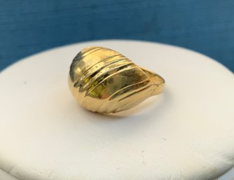 Pretty 18K Gold Ring ~ Size 4 1/2 ~